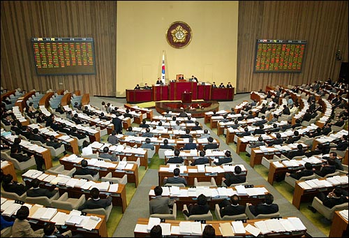 2005년 5월 3일 오후 국회 본회의에서 '진실화해를 위한 과거사정리 기본법안'이 재적의원 299명 가운데 250명이 투표에 참여한 가운데 찬성 159표, 반대 73표, 기권 18표로 통과되고 있다.